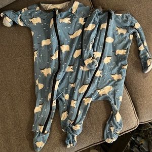 2x Newborn footies. Bestaroo
